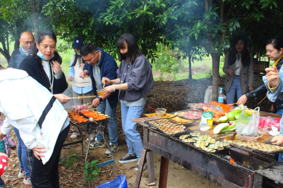 湖北飛友企業(yè)團(tuán)建燒烤自助活動